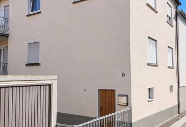 Zwei gefragte 3-Zimmer-Wohnungen - solides Zweifamilienhaus mit Garage und Innenhof