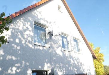 Hier ist ein barrierefreies Erdgeschoss in einem modernisiertem Haus mit Garage & Garten vorhanden!