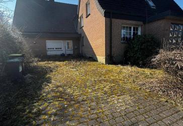 Kernsanierungsbedürftiges Zweifamilienhaus mit großem Grundstück