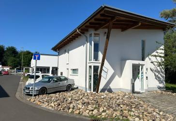 Gewerbeimmobile mit E-Ladesäule in Mühlheim mit freiem Grundstück