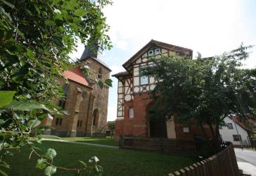 Mehrfamilienhaus in zentraler Dorflage - ehemalige Dorfschule von Mendhausen