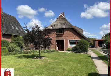 Reetdachwohnhaus auf großem Grundstück in Sürwürden