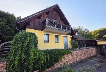 'Solides Familienhaus mit viel Platz - Garten, Doppelgarage & Vollunterkellerung'