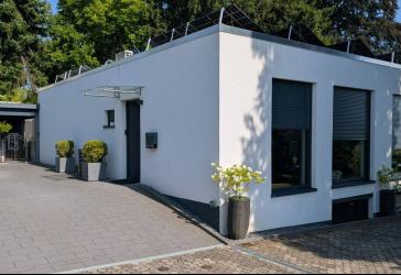 Neubau-Bungalow mit Fernblick: bezugsfrei, barrierearm, A+ und smart mit 2 Einheiten in Rommerscheid