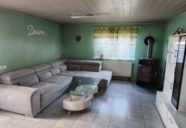 Geräumiges Einfamilienhaus mit Garten, zwei Garagen und viel Potential