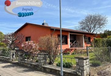 Leben wie im Urlaub – gepflegtes Haus mit Südterrasse, Pool und blühendem Garten