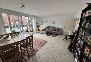 Helle 3,5 Zimmer Maisonette Wohnung mit Dachterrasse, TG-Stellplatz und guter ÖPNV-Anbindung