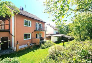 Schönes Wohnhaus mit zwei Wohnungen und Garage