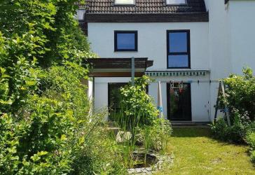 NEUKEFERLOH - Hübsches Reihenmittelhaus in idyllischer Lage - 5 Zimmer + Hobbyraum und Garage