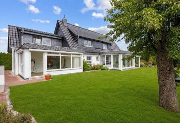 Hochwertig saniertes Einfamilienhaus mit Traumgarten & vielseitigem Garagenhaus in Pinneberg