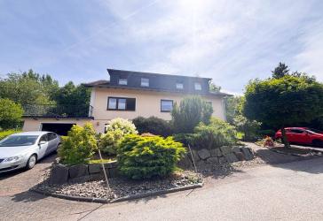 Gepflegtes Zweifamilienhaus mit viel Platz - in ruhiger Ortsrandlage von Reichshof!