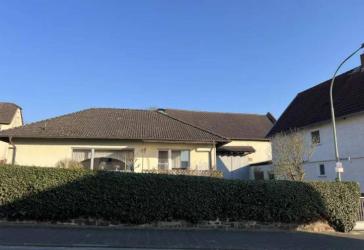 Gepflegter Bungalow mit 3 Garagen und Scheune OT Bauernheim