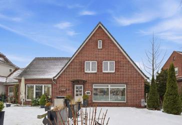 Zweifamilienhaus und Restaurant mit Nordseenähe, zwischen St. Peter-Ording und Büsum.