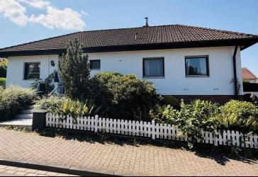 Familienfreundlicher Bungalow als Fertighaus auf Erbbaugrundstück - viel Potential in begehrter Lage !