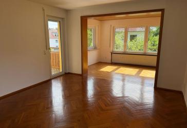 Schöne helle 4 Zim. Wohnung im 1. OG mit Balkon eines 3 Parteienhauses in Rothenburg zu vermieten!