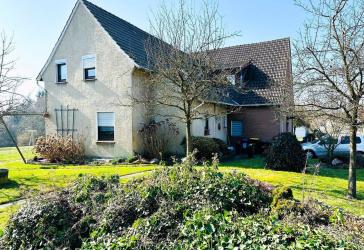Großes Ein-bis Zweifamilienhaus mit Einliegerwohnung sucht neuen Eigentümer.