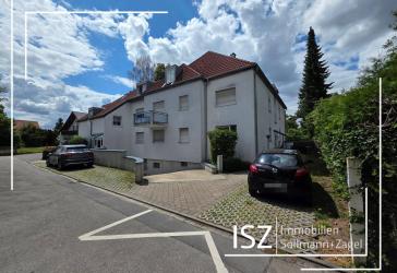 Erdgeschosswohnung mit drei Zimmern, Terrasse, Garten und Stellplatz