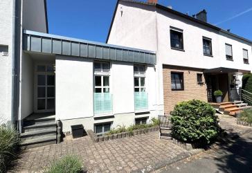 Attraktive Doppelhaushälfte mit Anbau und Einliegerwohnung in begehrter Lage von Hofheim-Wallau