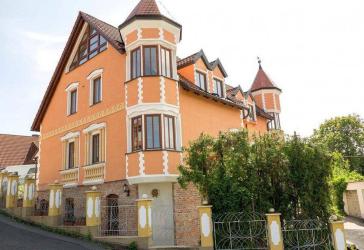 Schlossartiges MFH/Mehrgenerationenhaus, gehoben und attraktive Rendite