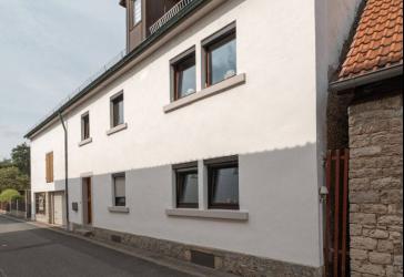 Zweifamilienhaus mit Nebengebäude und Garten