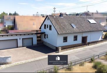 Einfamilienhaus mit Einliegerwohnung, 193 m² Wohnfläche und 3 Garagen