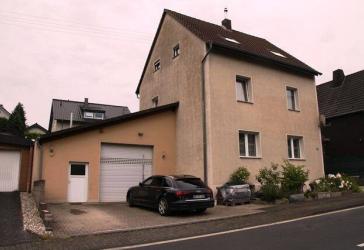Geräumiges, saniertes Familienhaus mit Terrasse, großer Garage und Garten