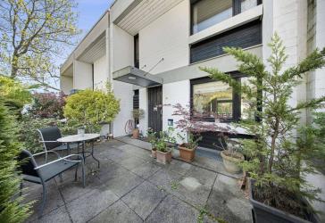 Schönes Reihenhaus im Bauhausstil mit sonnigem Garten und großer Terrasse
