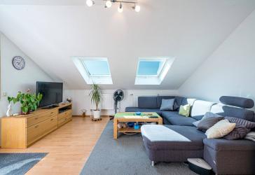 Charmant! 3,5 Zimmer Dachgeschosswohnung mit Sonnenbalkon