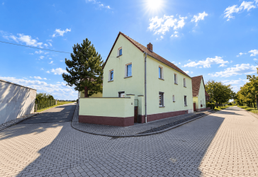 Einfamilienhaus mit Hof und Nebengelass