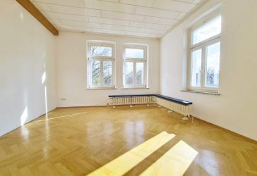 Stilvolle Wohnung mit Parkettboden und zwei Bädern