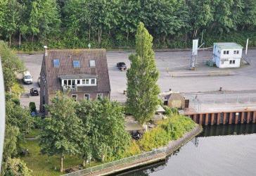 Rarität am NOK: Hist. Hafenmeisterei in Kiel mit direktem Blick auf 30.000 Schiffe im Jahr