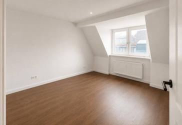 Sanierte Dachgeschosswohnung im Erstbezug - in zentraler Lage von Meerbusch-Büderich!