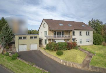 Dreifamilienhaus Kirchbauna: Renditeobjekt mit Doppelgarage, 7 Stellplätzen, großzügigem Garten