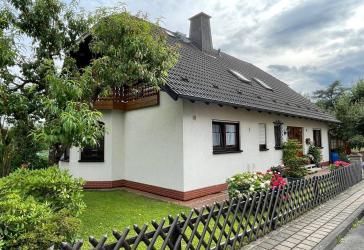 Freistehendes massives Zweifamilienhaus mit Doppelgarage in KS Oberzwehren