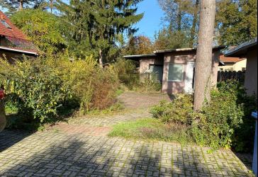 Großes, sonniges Baugrundstück mit Wochenendhaus