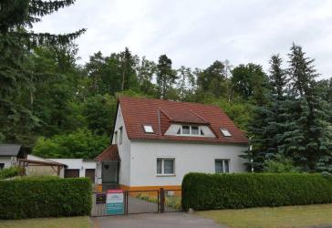 Einfamilienhaus mit schöner Einliegerwohnung, großes Nebengelass mit 2 Garagen, Sommerküche, Bad und Werkstatt mit herrlicher Lage am Waldrand