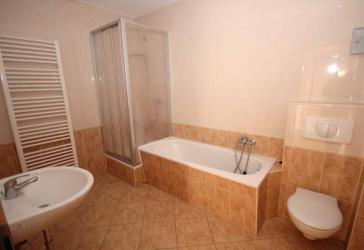 helle Wohnung - Bad mit Wanne und Dusche