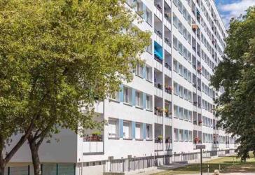 Familienfreundliche 4-Zimmer-Wohnung, Küche mit Tresen, Bad mit Wanne