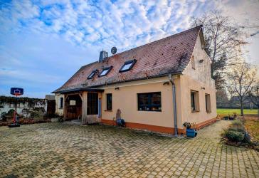 Charmantes Landhaus mit Kamin, Nebengelass und großem Grundstück