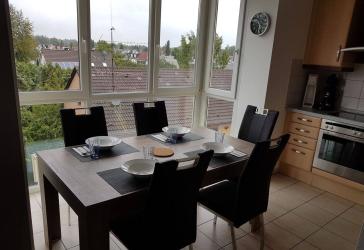 helle 3-Zimmer-Wohnung mit Balkon, neuem Aufzug, zwei TG Plätzen von Privat in Dachau