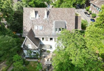 TOP sanierte Dachgeschosswohnung mit großem Garten in denkmalgeschützter Villa