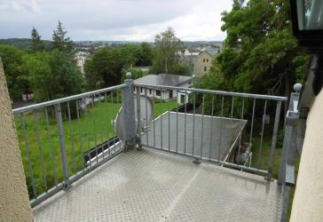 4-Zimmer-DG-Wohnung mit Balkon mit Ausblick in relativ ruhiger Stadtlage (Nebenstraße - nur 5 Gehminuten zum Zentrum).