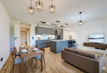 Einziehen und wohlfühlen - stilvolle 2,5-Zi-ETW mit Balkon, Erstbezug nach Kernsan., provisionsfr.