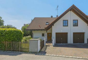 Ruhig gelegene Doppelhaushälfte mit 5 Zimmern inkl. Hobbyraum, sonnigem Garten und Garage