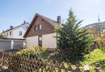 BERK Immobilien - naturnah & zentral: Ein- bis Zweifamilienhaus mit tollem Schnitt & sonnigem Grundstück in Gailbach