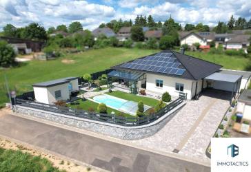 Exklusiver Bungalow mit Pool, Wintergarten, PV-Anlage, Wärmepumpe & Garage - Energieeffizienz A+