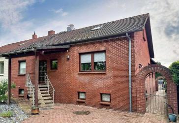 Doppelhaushälfte mit großem Grundstück und viel Potenzial in Hambühren