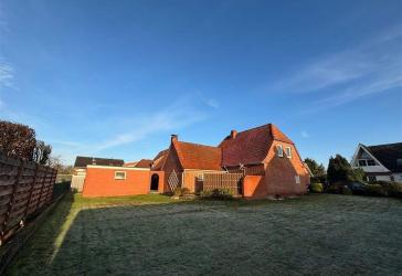 RESERVIERT: Neubau- oder Sanierungs-Projekt: Wohnhaus mit Platz für die ganze Familie -- Grundstück mit über 700 m2 für mögliche Bebauung!