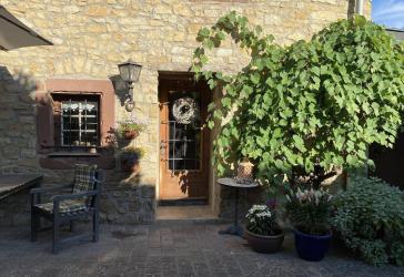 Idyllischer Rückzugsort: Charmantes Bruchsteinhaus mit toskanischem Innenhof