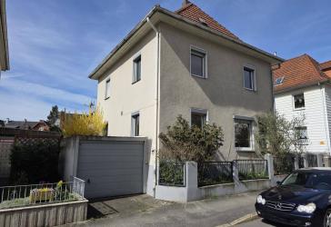 Solides Wohnhaus mit Entwicklungspotenzial in Stadtlage